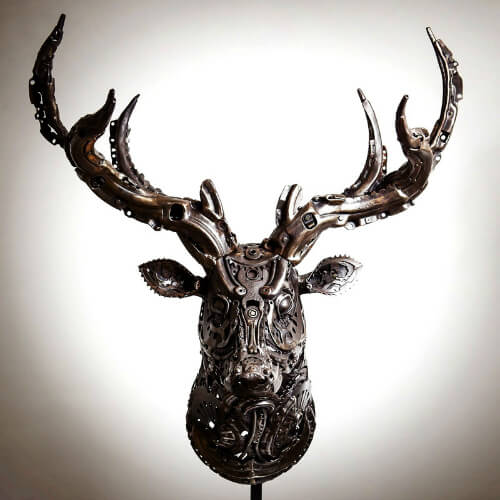 金属牡鹿雕塑